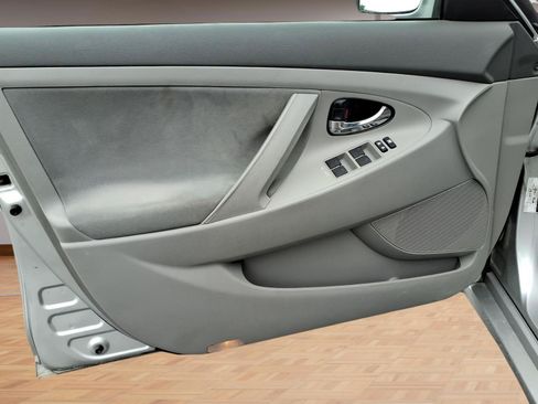 Used 2010 Toyota Camry LE FWD image 18