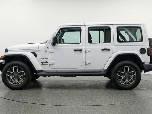Used 2025 Jeep Wrangler Sahara image 5