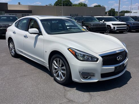 Used 2019 INFINITI Q70 Luxe AWD/4WD image 4