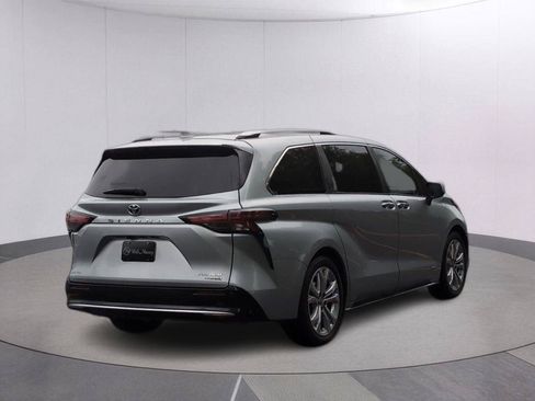 Used 2021 Toyota Sienna Platinum FWD image 7