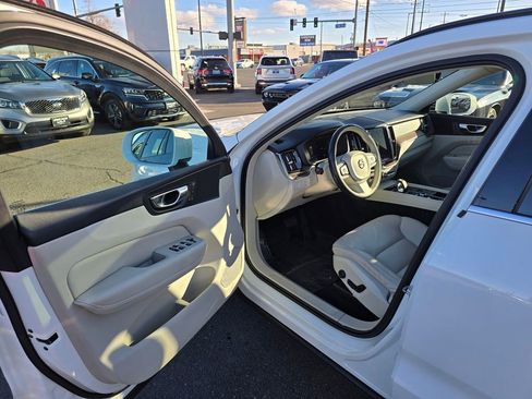 Used 2022 Volvo XC60 B5 Momentum AWD/4WD image 19