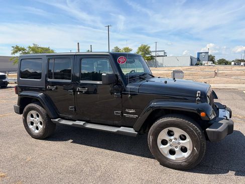Used 2014 Jeep Wrangler Unlimited Sahara w/ Dual Top Group AWD/4WD image 8