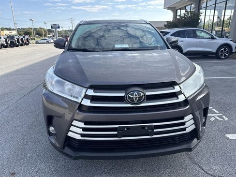 Used 2019 Toyota Highlander XLE image 2