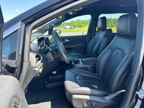 Used 2025 Chrysler Pacifica Select FWD image 8