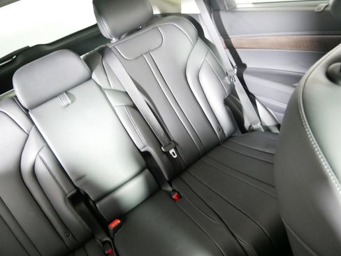 Used 2025 Genesis GV80 2.5T Select image 14