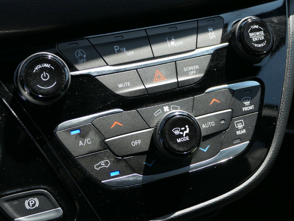 Used 2025 Chrysler Voyager LX FWD image 19