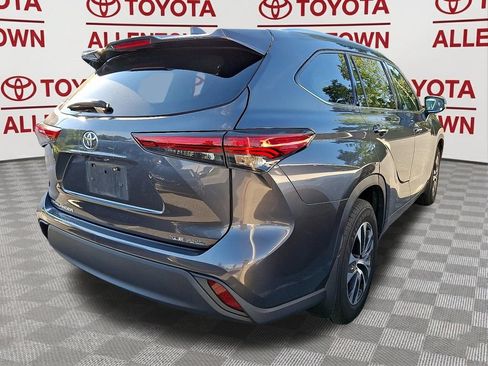 Used 2021 Toyota Highlander XLE AWD/4WD image 6