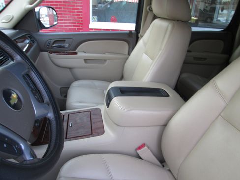 Used 2010 Chevrolet Suburban LTZ image 5