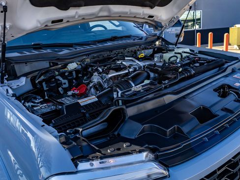 Used 2025 Ford F450 Platinum w/ FX4 Off-Road Package image 39