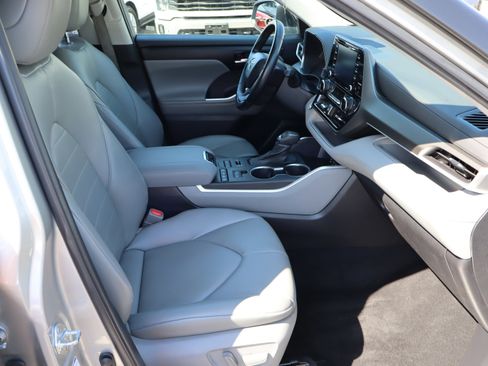 Used 2022 Toyota Highlander XLE AWD/4WD image 42