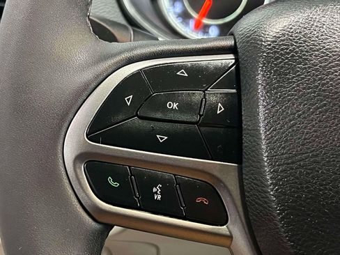 Used 2021 Jeep Cherokee Limited image 24