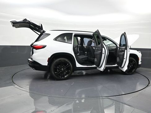 Used 2025 Buick Enclave Sport Touring w/ Power Package FWD image 35