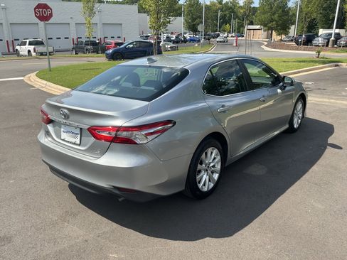 Used 2020 Toyota Camry LE FWD image 10