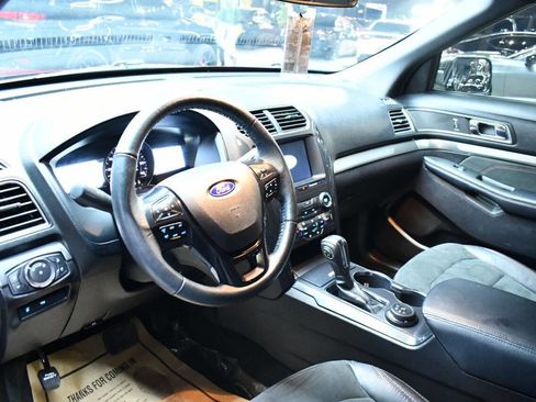 Used 2018 Ford Explorer XLT w/ Equipment Group 202A image 8