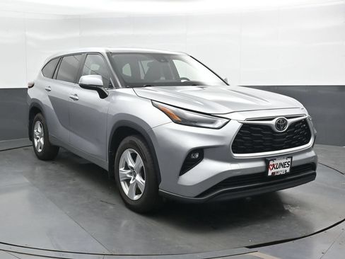 Used 2024 Toyota Highlander LE AWD/4WD image 5