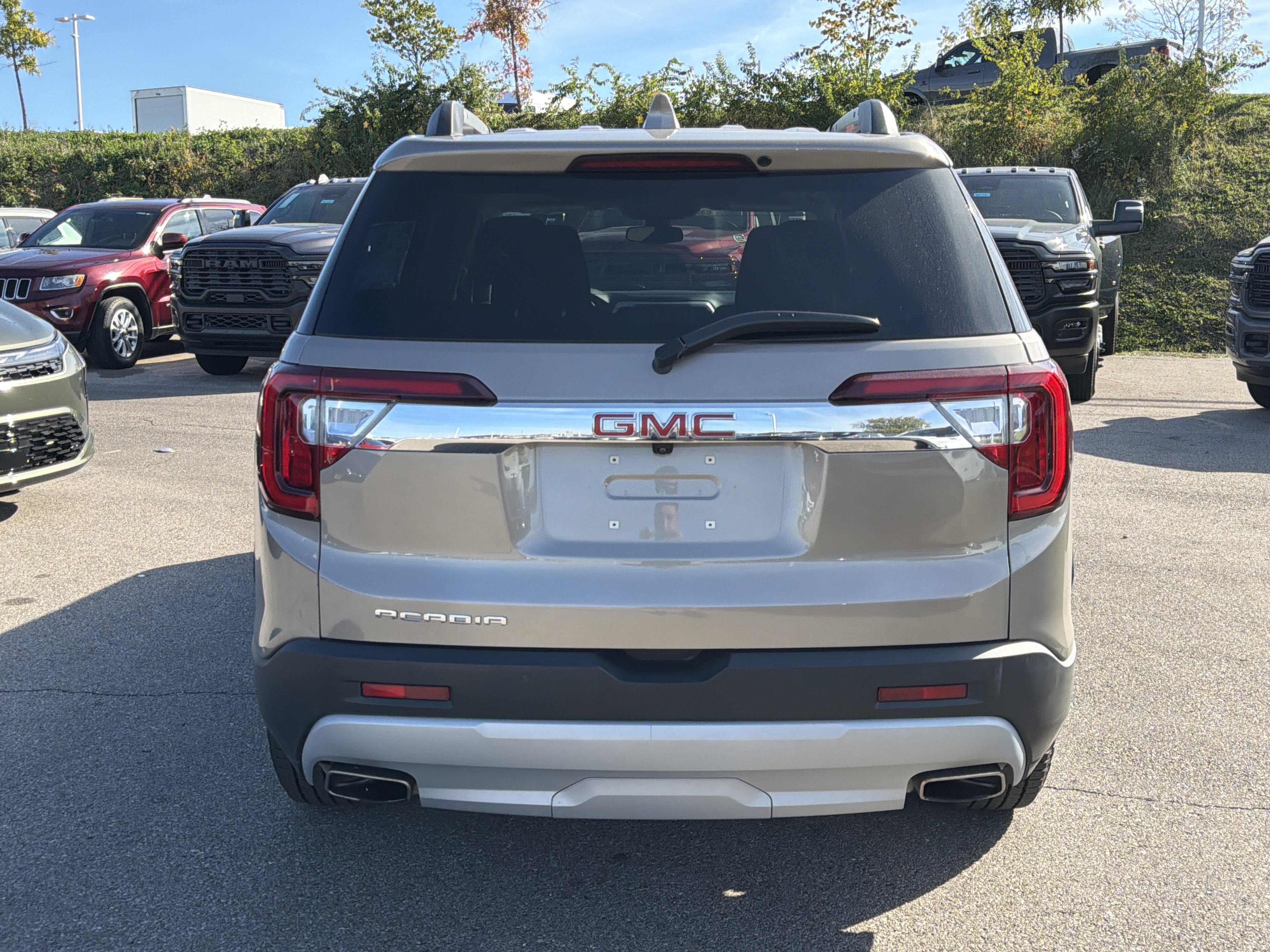 Used 2022 GMC Acadia SLE w/ Driver Convenience Package FWD image 10