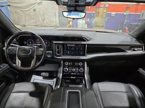 Used 2024 GMC Yukon XL Denali w/ Advanced Technology Package image 3