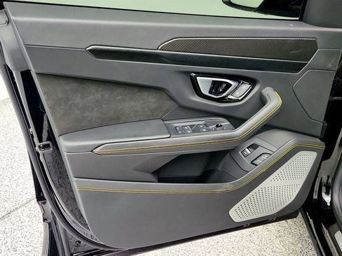 Used 2022 Lamborghini Urus AWD with Carbon Fiber Packages image 12