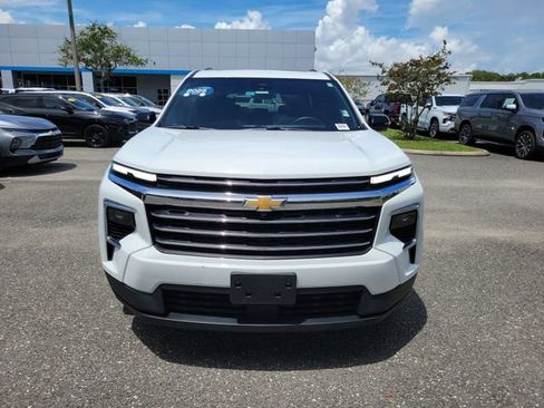 Certified 2025 Chevrolet Traverse LT w/ Sun and Wheel Package FWD image 8