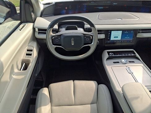 Certified 2025 Lincoln Navigator Reserve AWD/4WD image 10