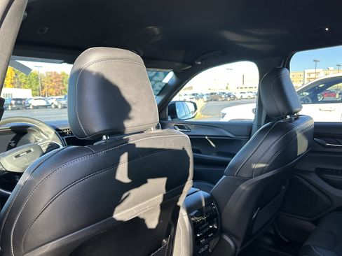 Used 2024 Jeep Grand Cherokee L Laredo image 55