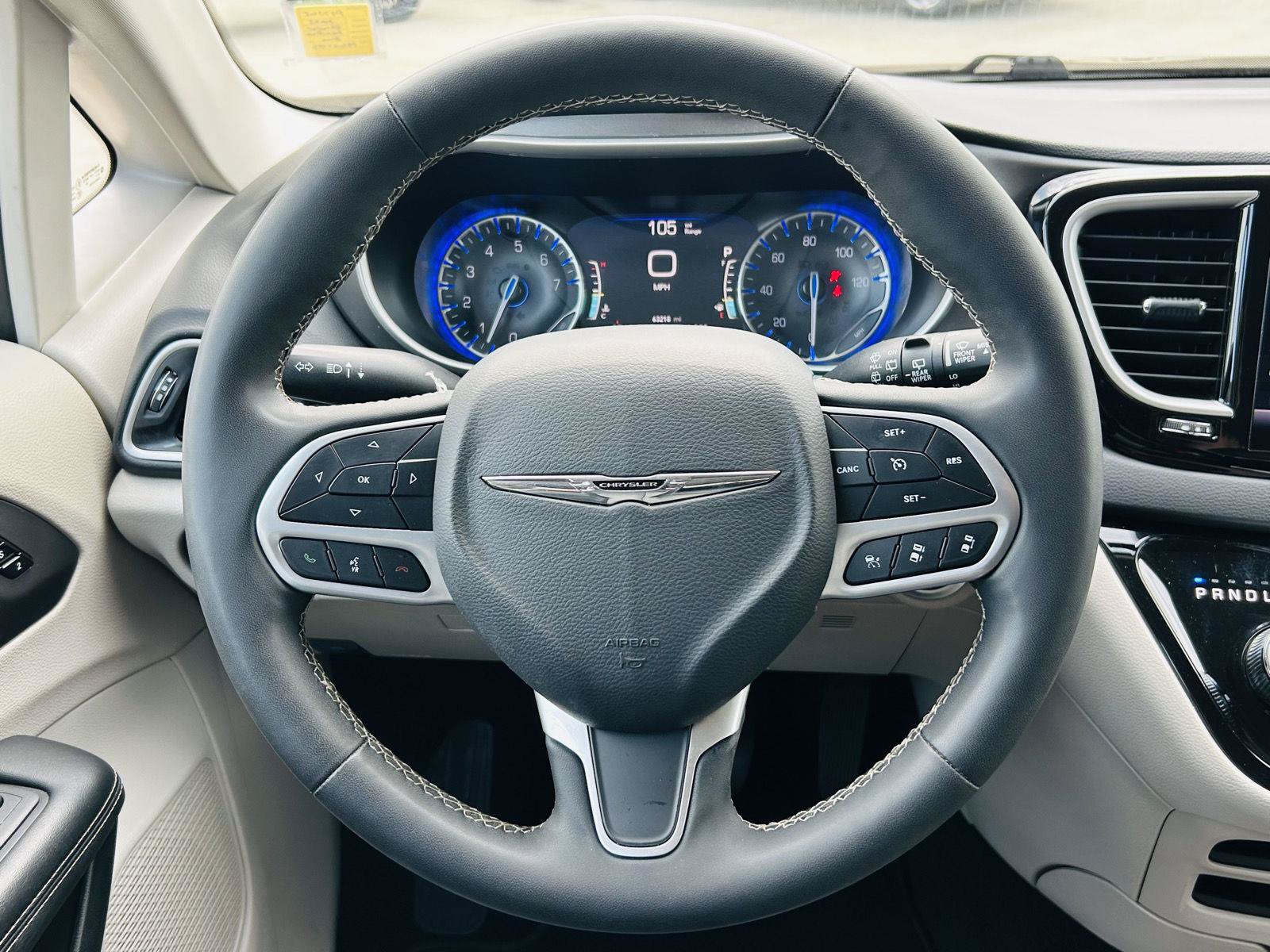 Used 2023 Chrysler Pacifica Touring-L FWD image 16
