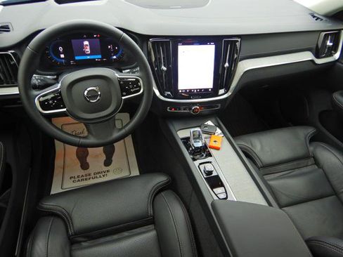 Used 2025 Volvo V60 B5 Cross Country Ultra w/ Climate Package image 2