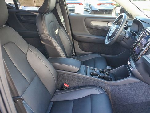 Certified 2025 Volvo XC40 B5 Core w/ Protection Package Premier image 25