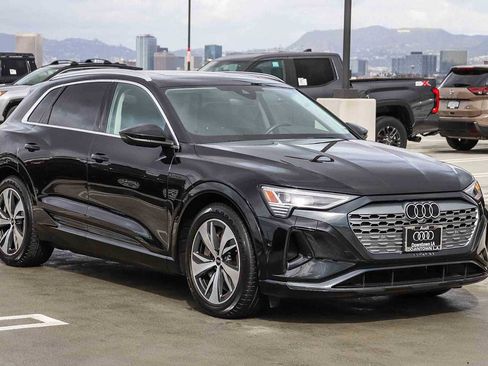 Used 2024 Audi Q8 e-tron Premium Plus image 3