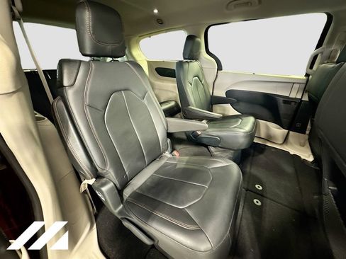 Used 2017 Chrysler Pacifica Touring-L image 28