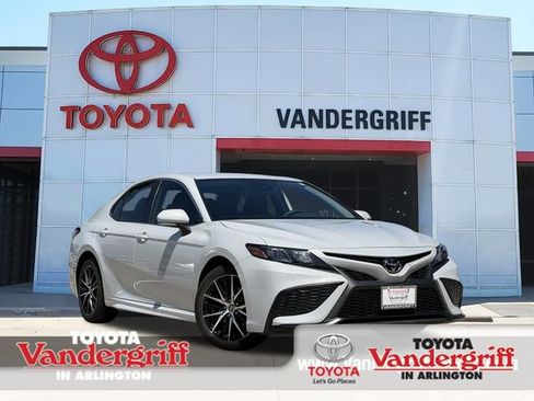 Used 2024 Toyota Camry SE w/ Convenience Package FWD image 1