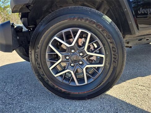 Used 2025 Jeep Wrangler Sahara image 29