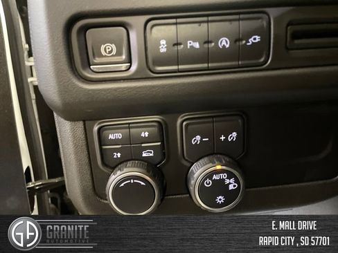 Used 2021 Chevrolet Suburban LT image 29