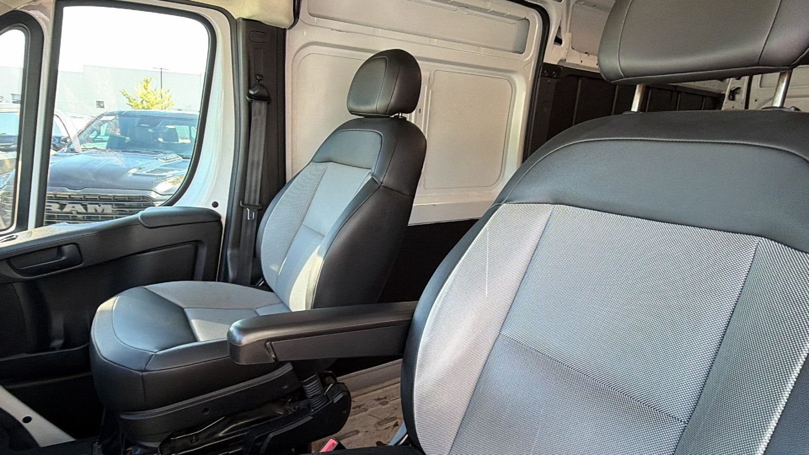 Used 2024 RAM ProMaster 2500 w/ Convenience Group FWD image 18
