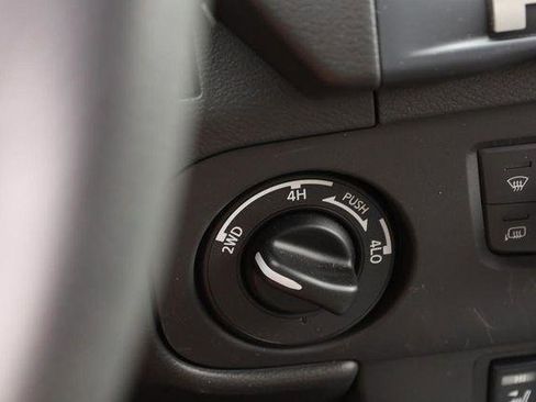 Used 2025 Nissan Frontier SL image 19