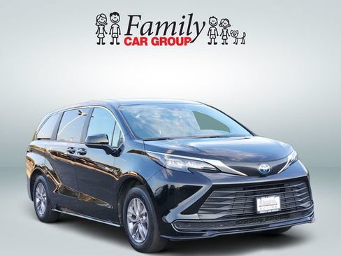 Used 2025 Toyota Sienna LE FWD image 2