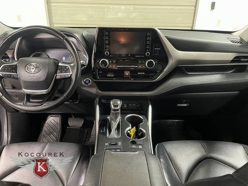 Used 2022 Toyota Highlander XLE AWD/4WD image 14