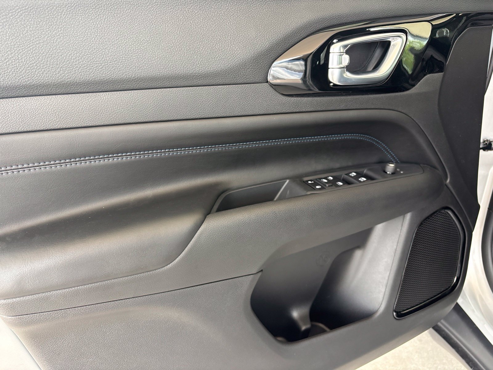 New 2026 Jeep Compass Latitude AWD/4WD image 10