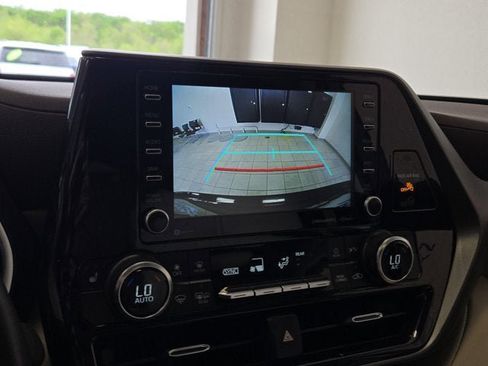 Used 2022 Toyota Highlander XLE AWD/4WD image 31