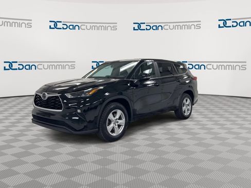 Used 2023 Toyota Highlander LE image 4