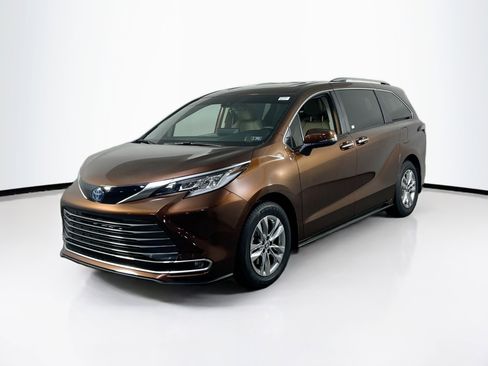 Used 2023 Toyota Sienna Limited image 1