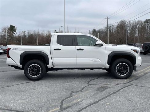 Used 2024 Toyota Tacoma TRD Off-Road image 6