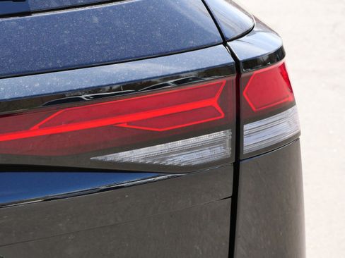 Certified 2025 Volkswagen Tiguan SE AWD/4WD image 17