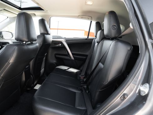 Used 2018 Toyota RAV4 XLE AWD/4WD image 22