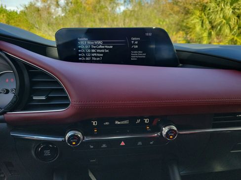 Used 2020 MAZDA MAZDA3 Hatchback w/ Premium Package image 19