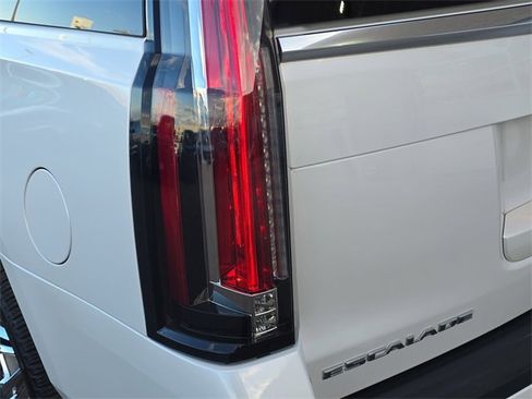 Used 2020 Cadillac Escalade Luxury w/ LPO, Radiant Package image 37