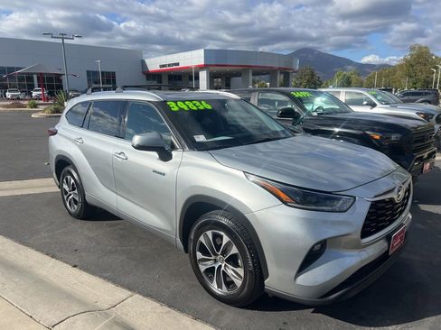 Certified 2021 Toyota Highlander XLE FWD image 2