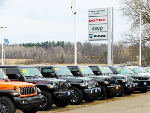 Used 2023 Jeep Wrangler Sahara image 9