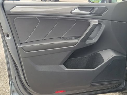 Certified 2023 Volkswagen Tiguan SE R-Line FWD image 27