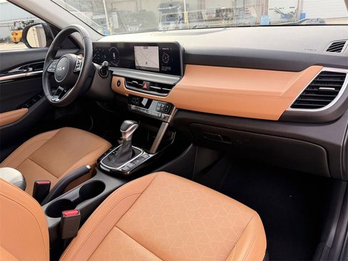 Certified 2024 Kia Seltos EX image 29